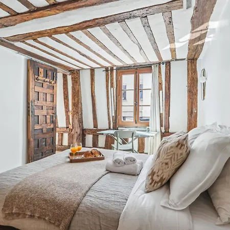Апартаменты 1Br Steps From The Louvre & Palais Royal & Opera Flat Париж